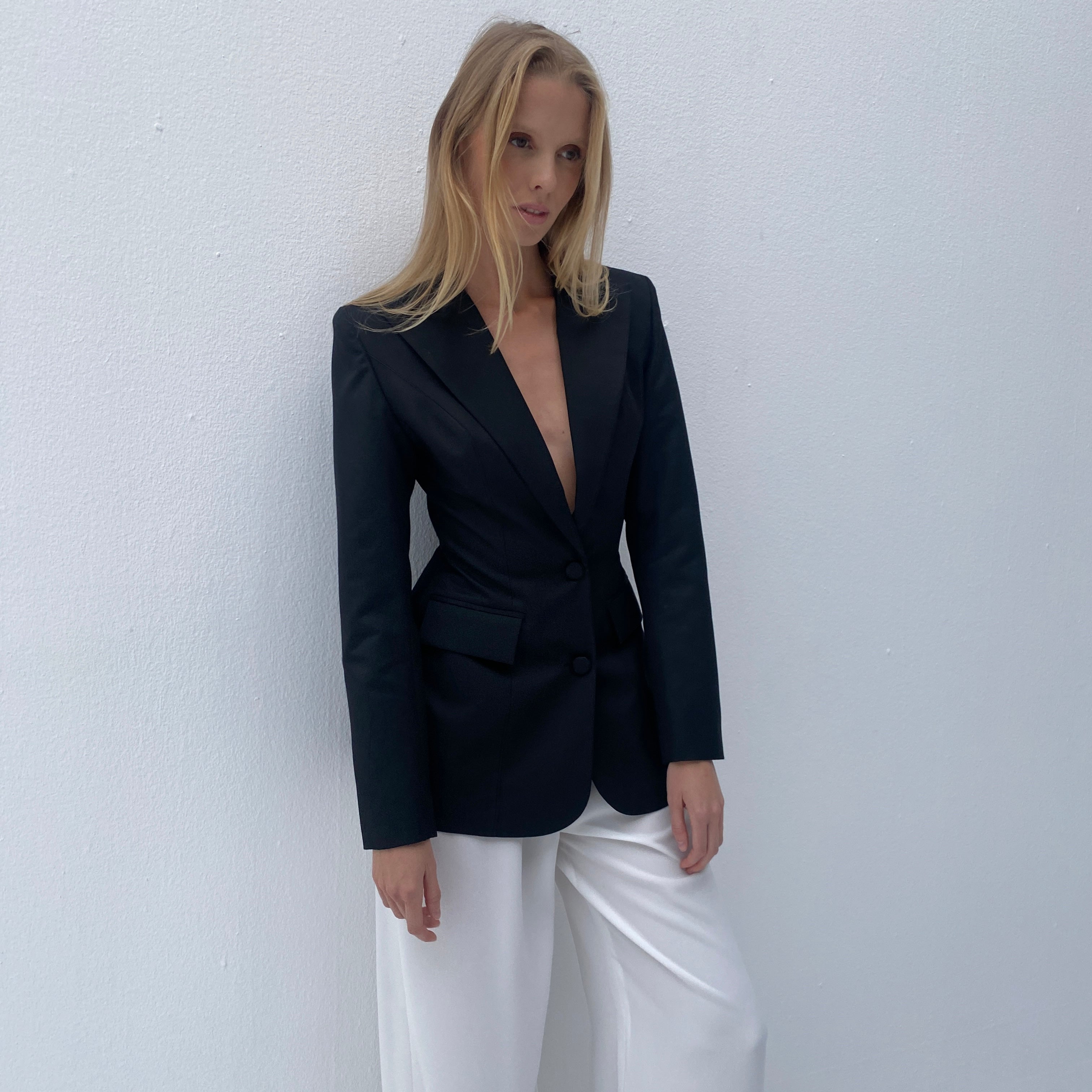 The blazer features notched lapels and two front pockets, perfect for elevating both casual and formal outfits. Ideal for year-round wear, this versatile piece complements a variety of styles and occasions.